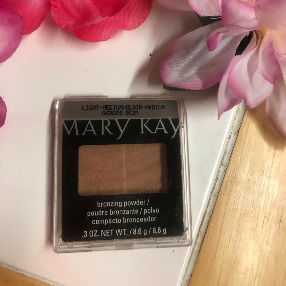 Light to Medium Bronzing Powder Mary Kay
